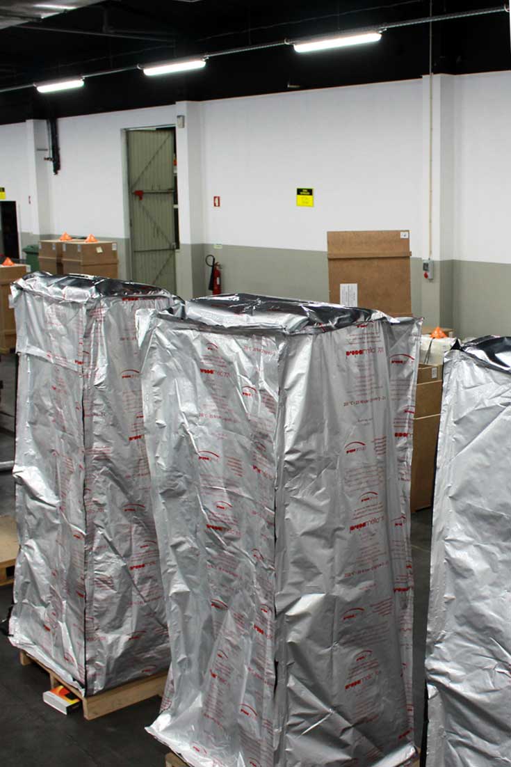 VACUUM PACKAGING FOR THE TRANSPORTATION OF DIGITAL KIOSKS AND BILLBOARDS
