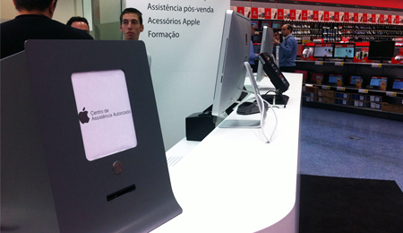 Apple store invests in PARTTEAM & OEMKIOSKS queue management system