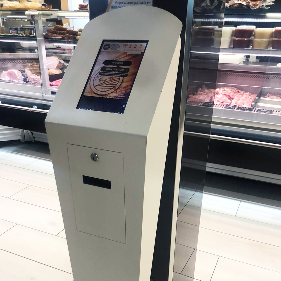 Butcher shop Talho Porco Preto in Setúbal invests in QMAGINE's customer service and queue management system with SMS service